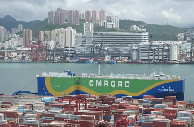 全球第一艘甲醇雙燃料動力滾裝船「港榮」輪首航。(中新社)