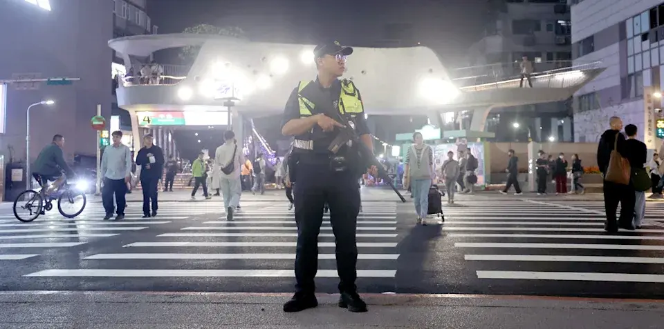 張文在中山商圈犯案後躲入商場內，畏罪墜樓送醫不治。案發後1名員警在捷運中山站外持長槍警戒。(中時電子報)