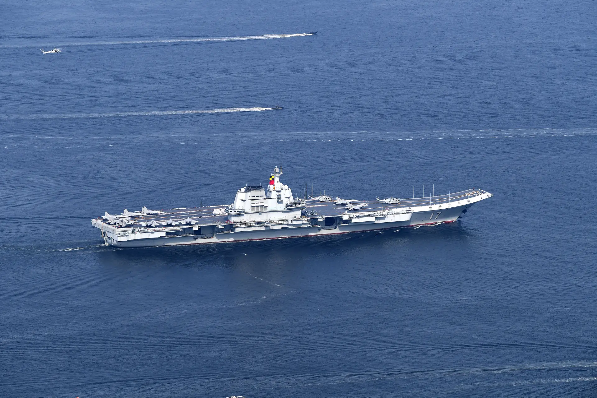中日在釣魚台列嶼周邊海域的對峙由來已久。2023年，中國航母戰鬥群穿越宮古海峽，日本派出黑鷹直升機進行監控，卻因不明原因失事墜海。(圖：新華社)