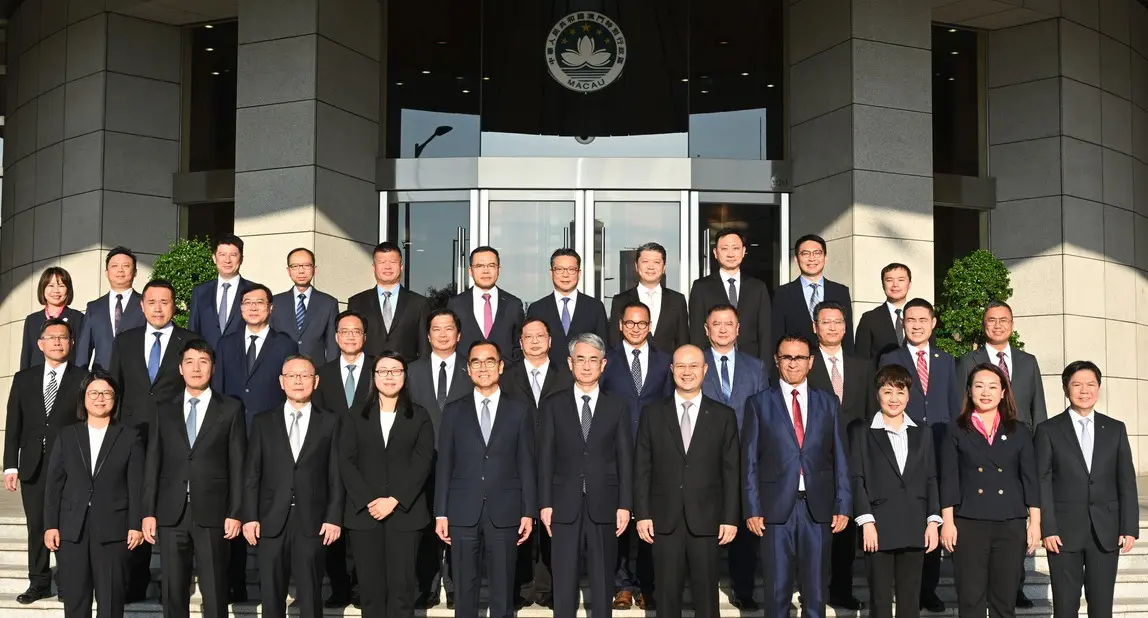 第八屆立法會 33 名議員於上午 11 時率先在中葡綜合體完成宣誓就職儀式，行政長官岑浩輝親自擔任監誓人，議員們莊嚴宣讀「擁護基本法、效忠澳門特區」的誓言。(圖：澳門特別行政區政府新聞局)