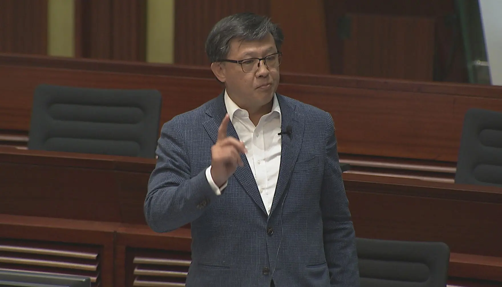 立法會議員何君堯在會議上提出，可否爭取容許本港青年自願加入解放軍，認為這是更直接的愛國主義教育。(圖：視頻翻攝)