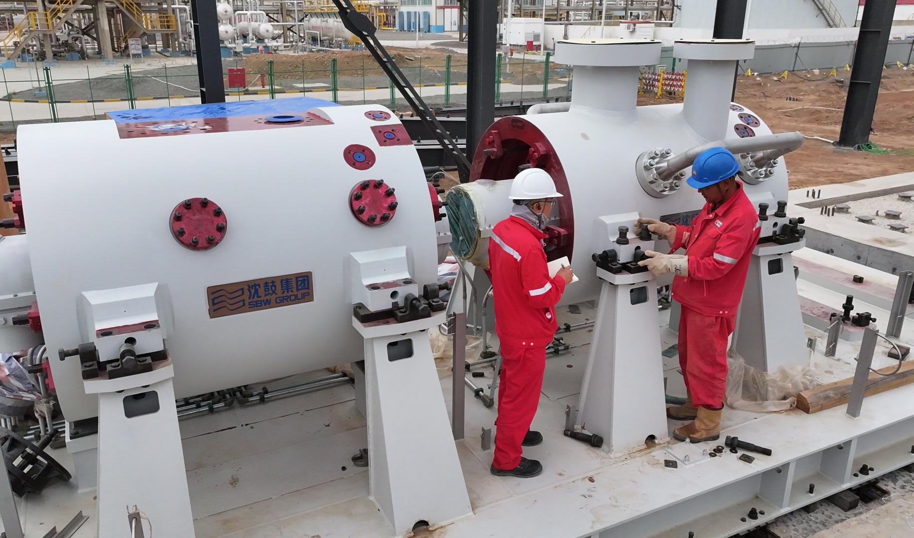 技術人員正對高壓離心式壓縮機進行安裝調試前的測試。(科技日報)