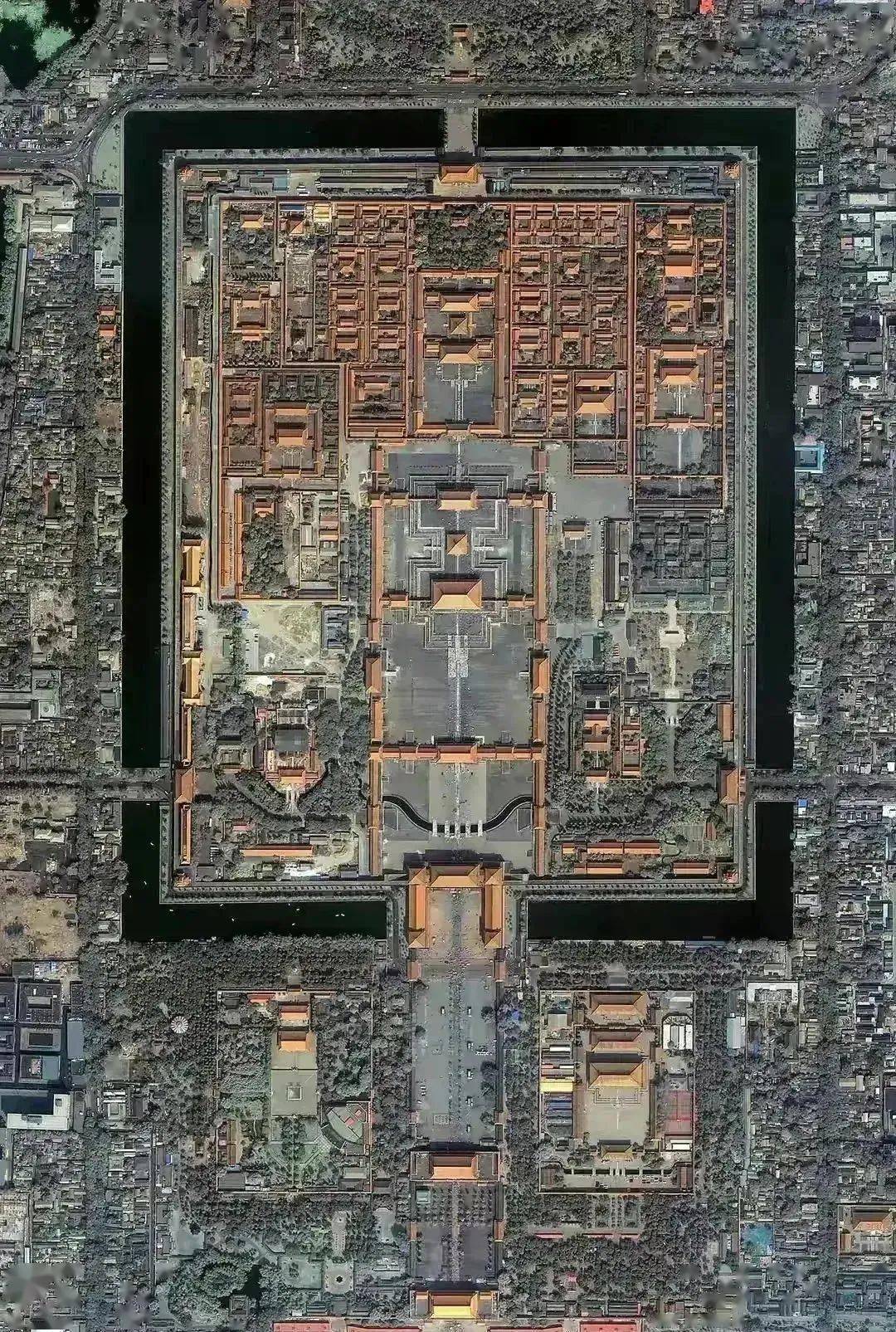 北京紫禁城的中軸線，確實是定在南北向，但那不只是為了採光，而是更為了「對應」北斗與帝星象徵的秩序；但大家所忽略的是，真正承載「人」的日常生活活動的範圍，也就是衣、食、住、行最適合之所，則是安排在東、西兩側的宮殿配置。(圖：網絡截圖)