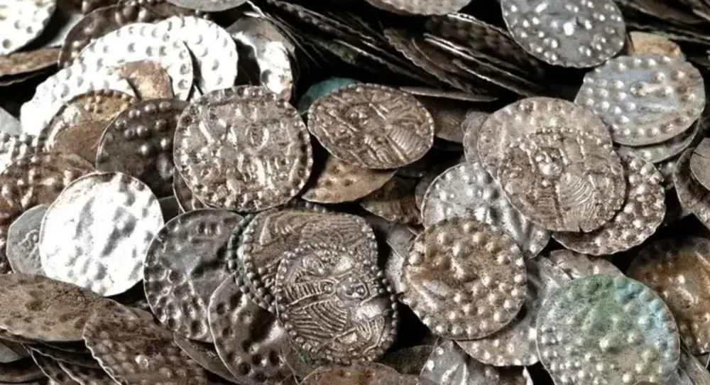 瑞典一名釣客在避暑別墅附近挖蚯蚓當餌料時，意外挖出裝滿銀幣、戒指的銅鍋。這批重達6公斤的寶藏含2萬枚銀幣，不乏12世紀稀有品，已依法上交待國家贖回。（來源：網絡）