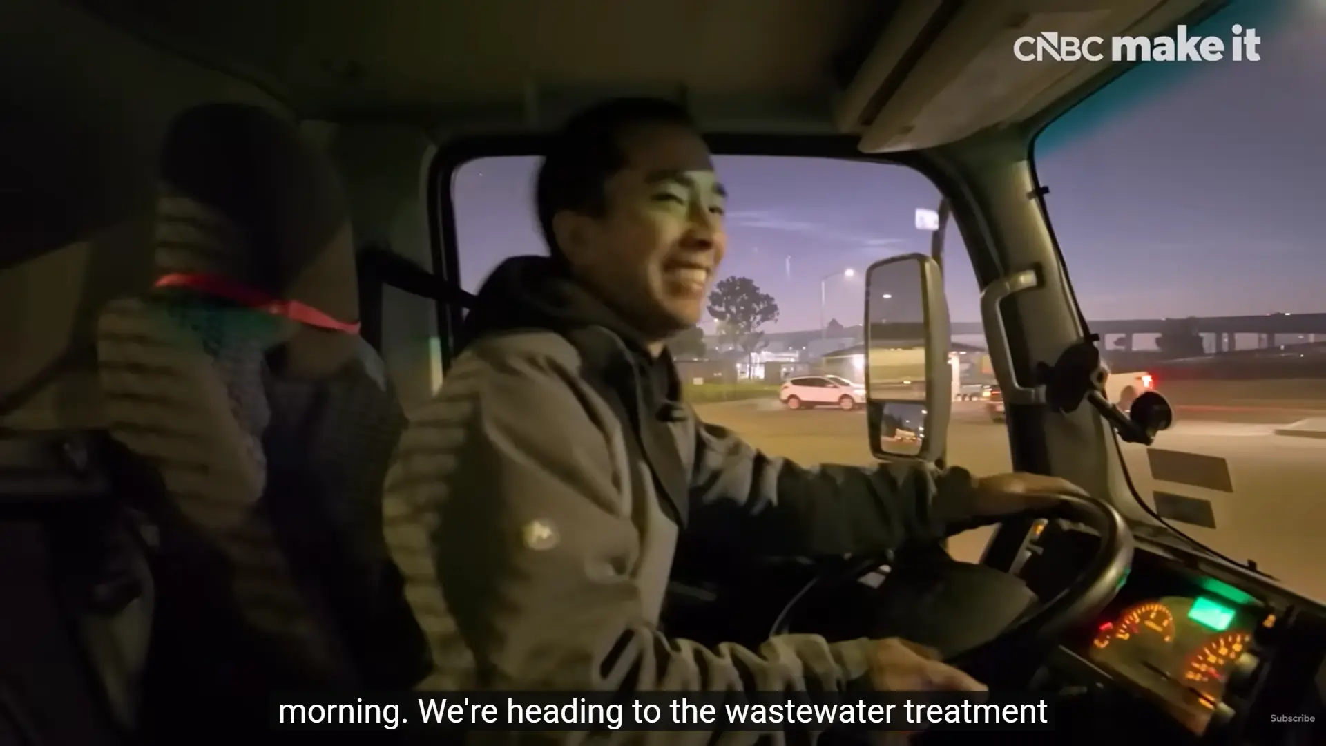 美國31歲男子丹尼爾·湯姆（Daniel Tom）棄體育老師職業，創辦灣區衛生服務公司（Bay Area Sanitation）管理流動廁所，2025年年入430萬美元，證明此類剛性需求產業連AI也無法取代。（來源：CNBC Make It@YouTube）