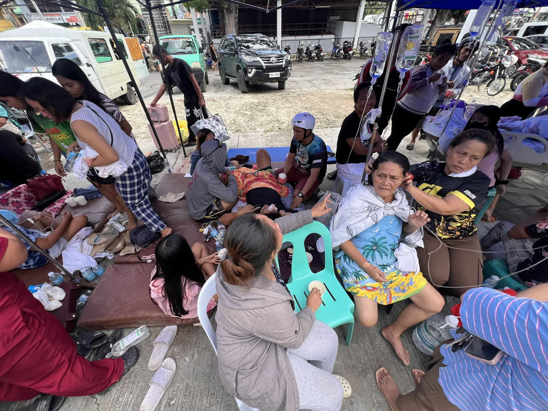 中央政府與地方救災單位已動員救災，但面臨通訊不穩、交通困難、醫院爆滿等挑戰。(圖： 新華社)