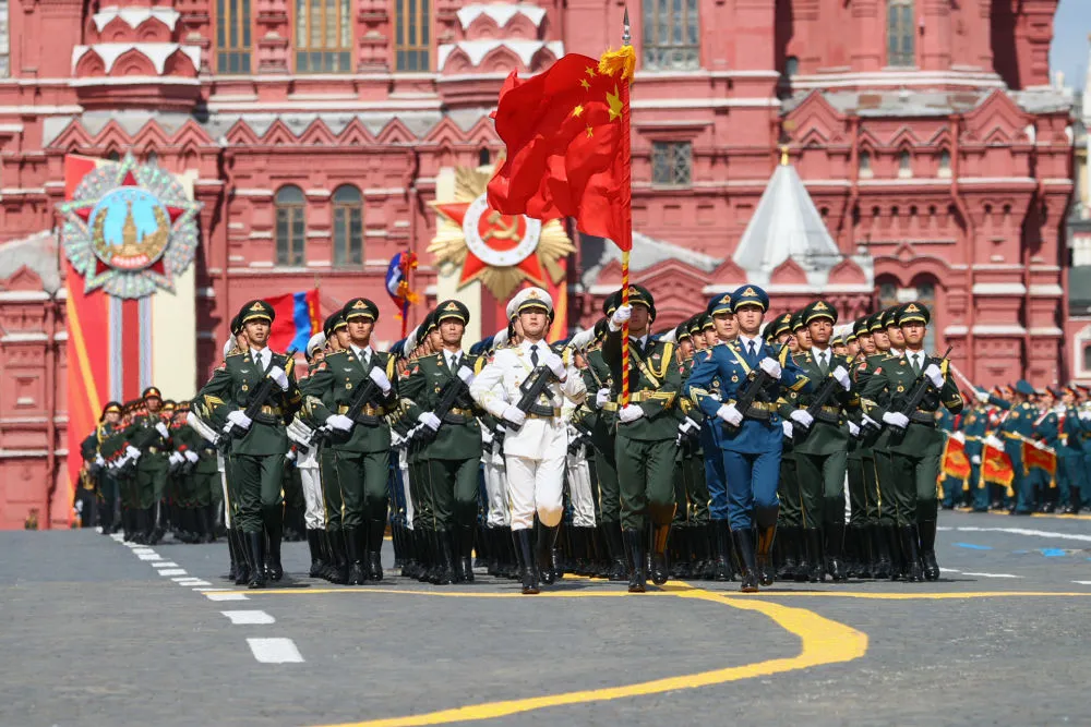 中國人民解放軍三軍儀仗隊方隊軍容嚴整、士氣高昂，邁著堅定有力的步伐走過紅場。(新華社)
