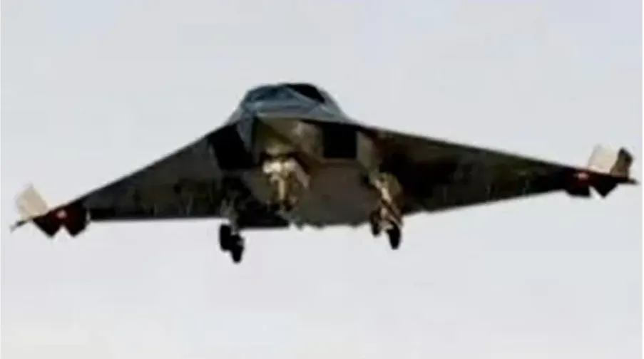 美國媒體披露了中國第六代戰機「殲-36」的正面照片，顯示該機采用寬闊的並列雙座布局。(The War Zone網站圖片)