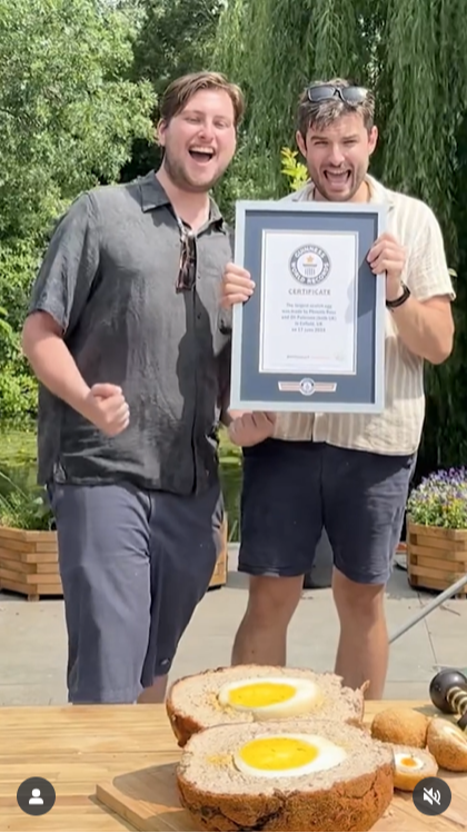 英國網紅羅斯與派特森挑戰用鴕鳥蛋製作巨型蘇格蘭蛋的製作過程。（來源：guinnessworldrecords  @IG）