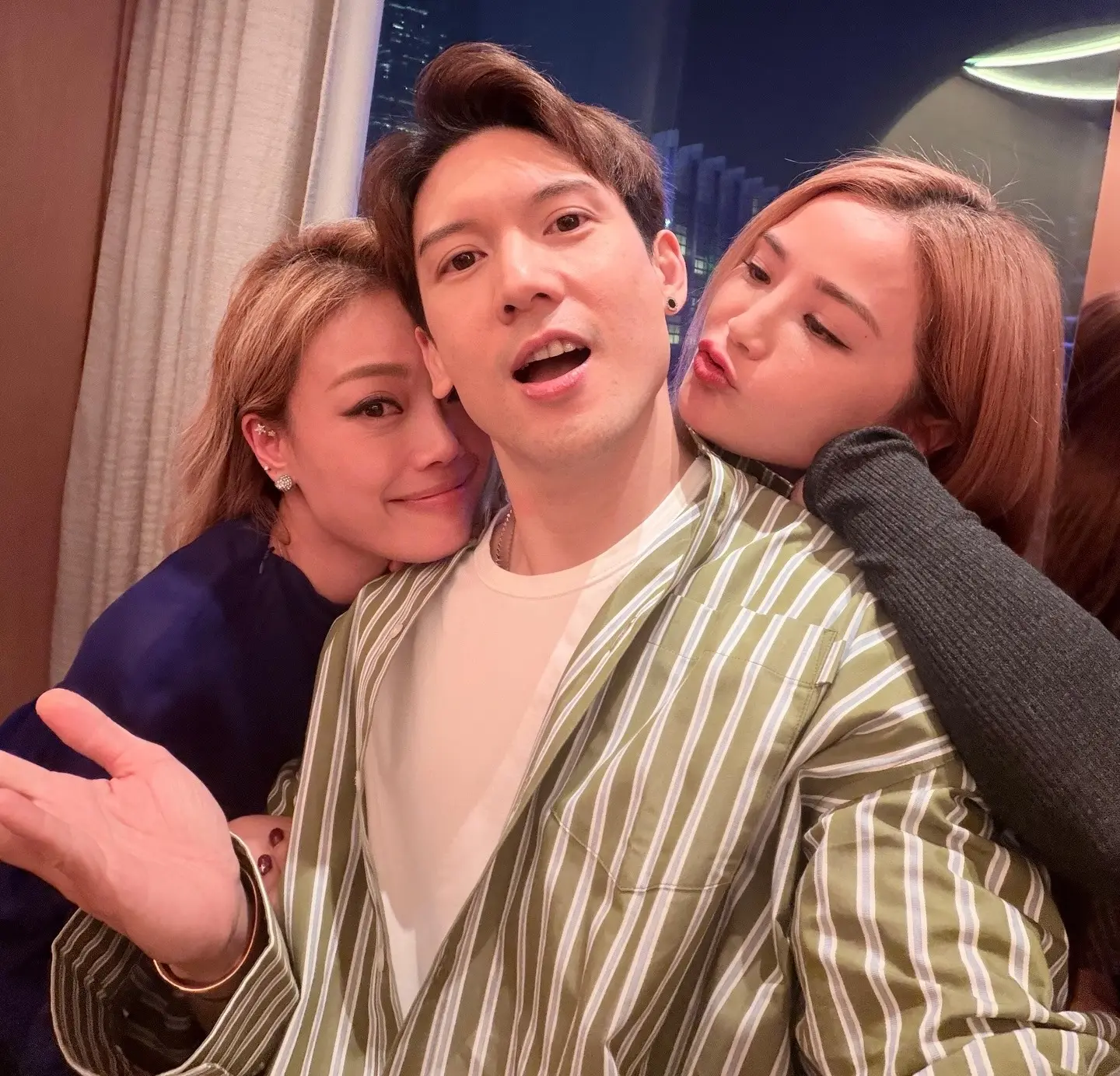 被問及是否會想摸對方肌肉，容祖兒打趣表示「要摸我摸關智斌得啦！都有得揮」。談及阿Sa的姊弟戀，她直言「現在是甚麼年代？最緊要她開心，最緊要她發光，沒有其他事比這更重要」。(圖：容祖兒 Joey Yung@FB)