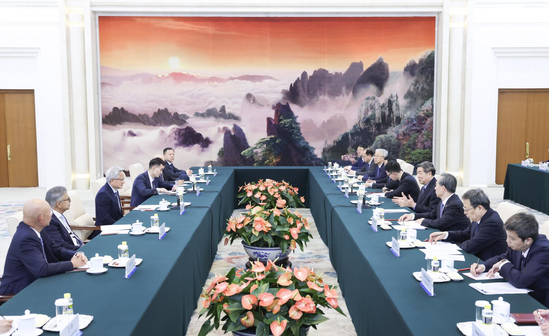 4月17日晚，中共中央政治局委員、國務院副總理何立峰在北京人民大會堂會見美國英偉達公司總裁兼首席執行官黃仁勳。(新華社)