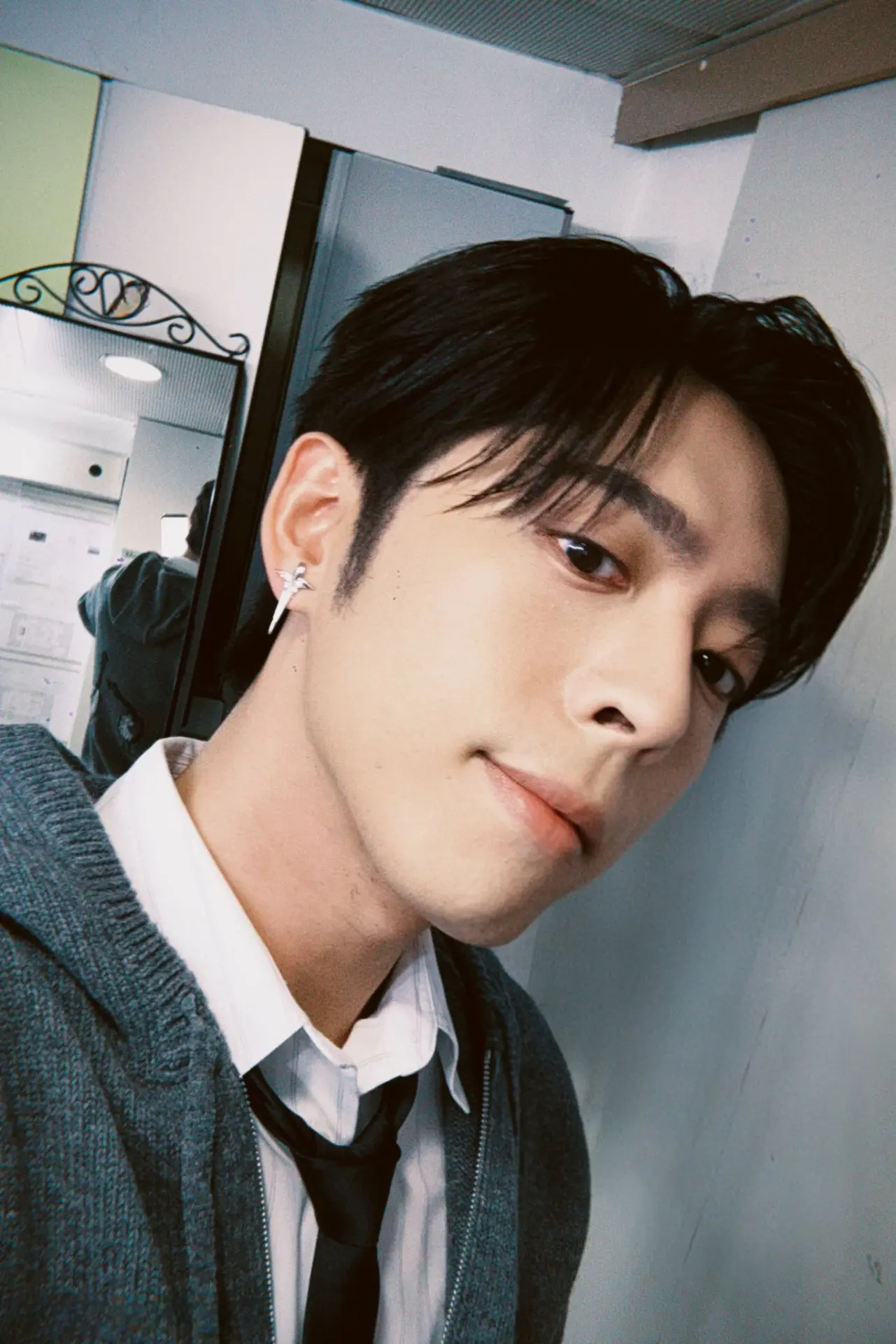 此外，被問及 MIRROR 因大火缺席 MAMA 頒獎禮一事，Edan 坦言十分可惜，透露事前已準備充足並參與綵排，在當地見識到韓國頂級的製作水準，既緊張又興奮：「但我覺得冇辦法，都唔緊要，我哋已經學習到好多嘢，所以希望以後仲有機會。」(圖：Edan Lui 呂爵安@FB)