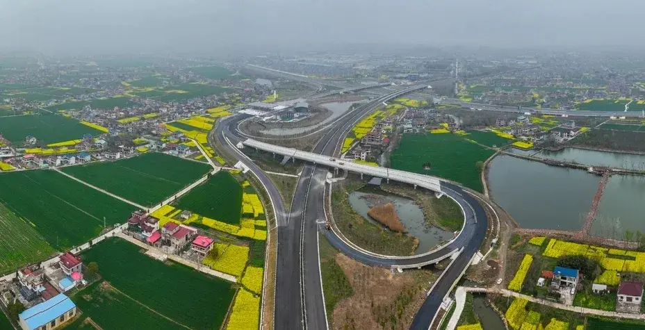 滬陝高速公路平潮至廣陵段擴建工程現場。（新華社資料照）