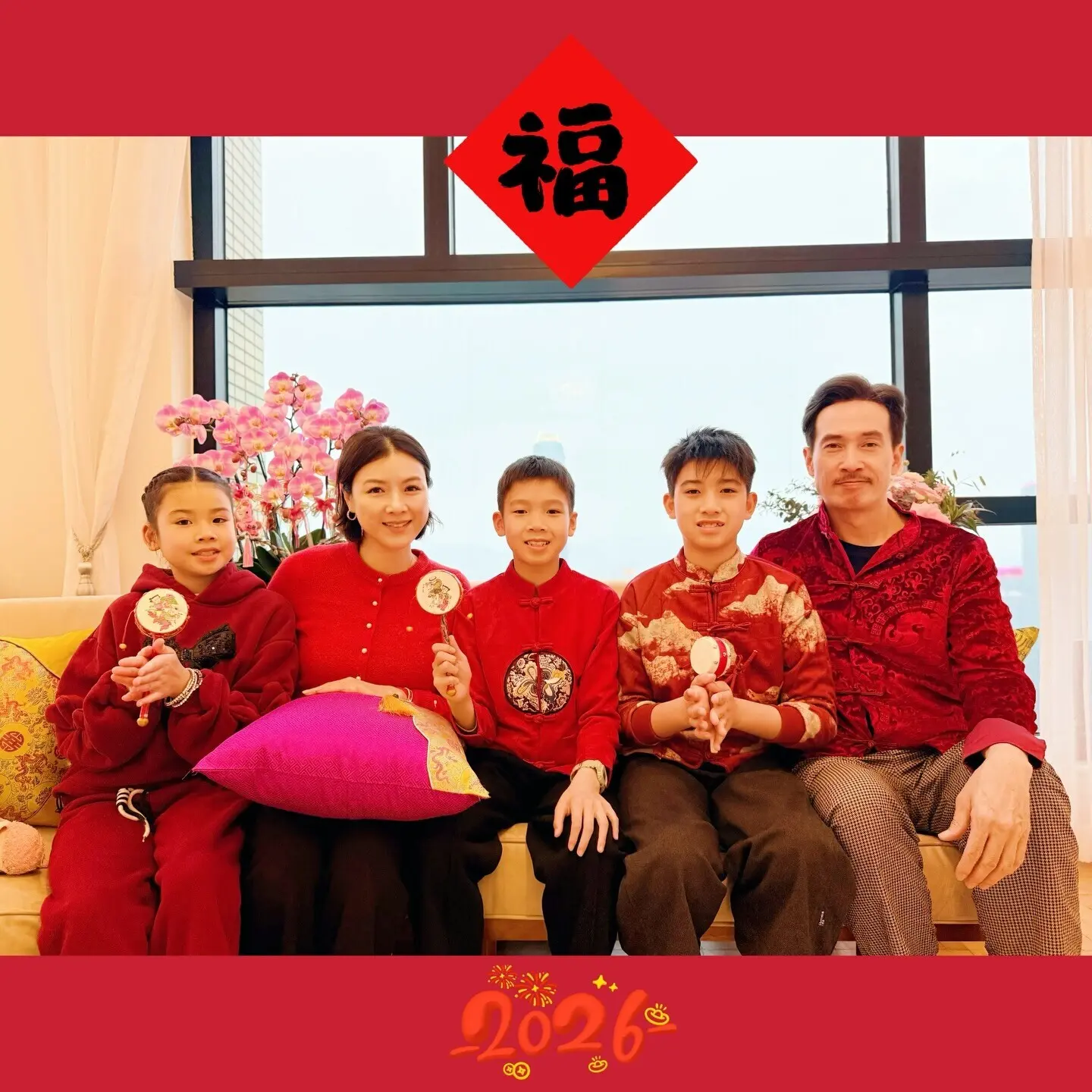 陳豪與陳茵媺一家五口同樣曬出節日全家福，大兒子身高愈來愈高，外貌俊俏，天生明星臉，備受注目。(圖：aimeechan_official@IG)