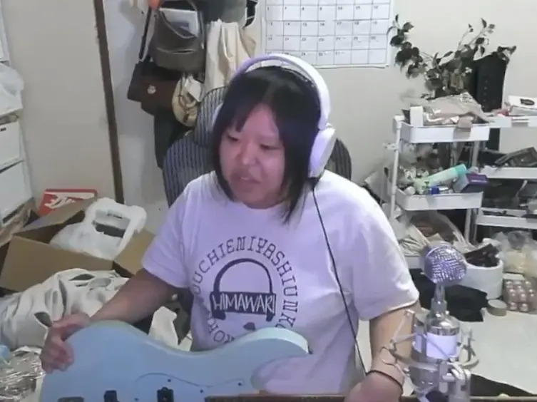 日本直播主Himawari（ひまわり）直播時遭冷氣砸中，點名Japanet（ジャパネット），後證實冷氣非該平台購買，平台未追究，引發網絡熱議。（來源：himawari2570@X）