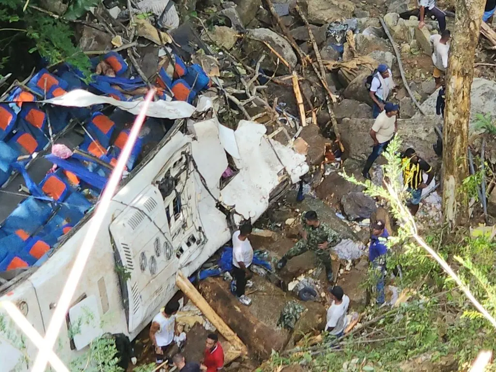 哥倫比亞一輛載滿高中畢業生的巴士，疑似司機打瞌睡，導致車輛墜崖，釀17死20人傷。（翻攝ｘ）