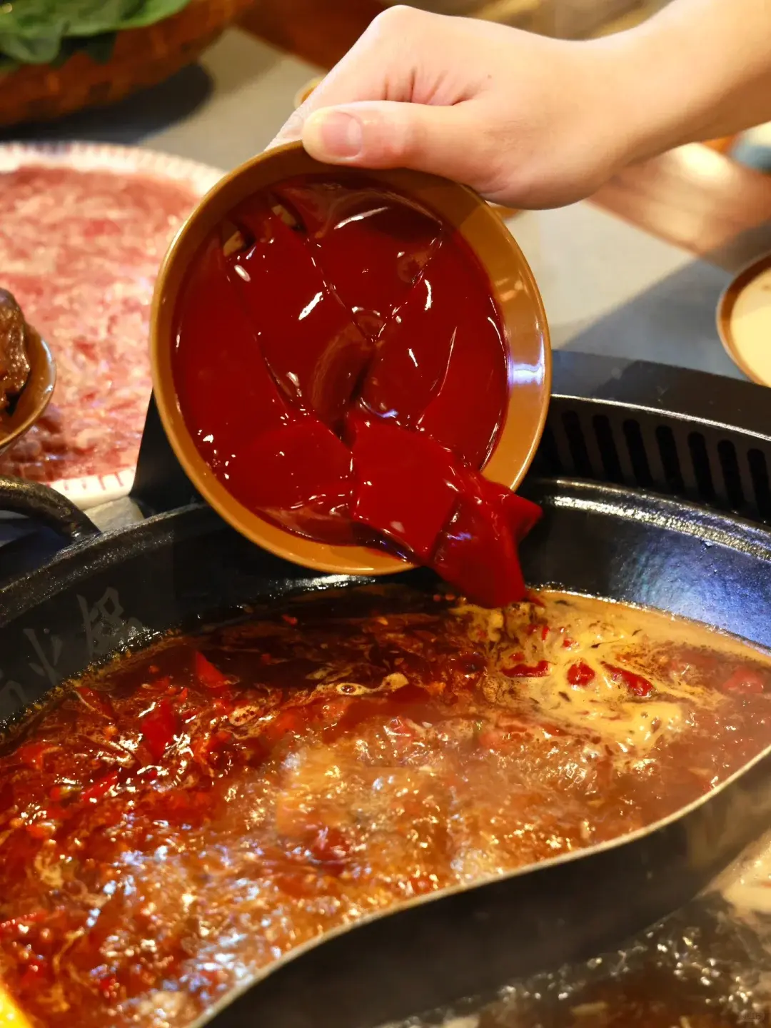 鴨血是火鍋黨的最愛，質地緊實Q彈，丟進火鍋裡吸飽湯汁後，咬下去滿口鮮香，肉質感十足。（示意圖來源：@小紅書）