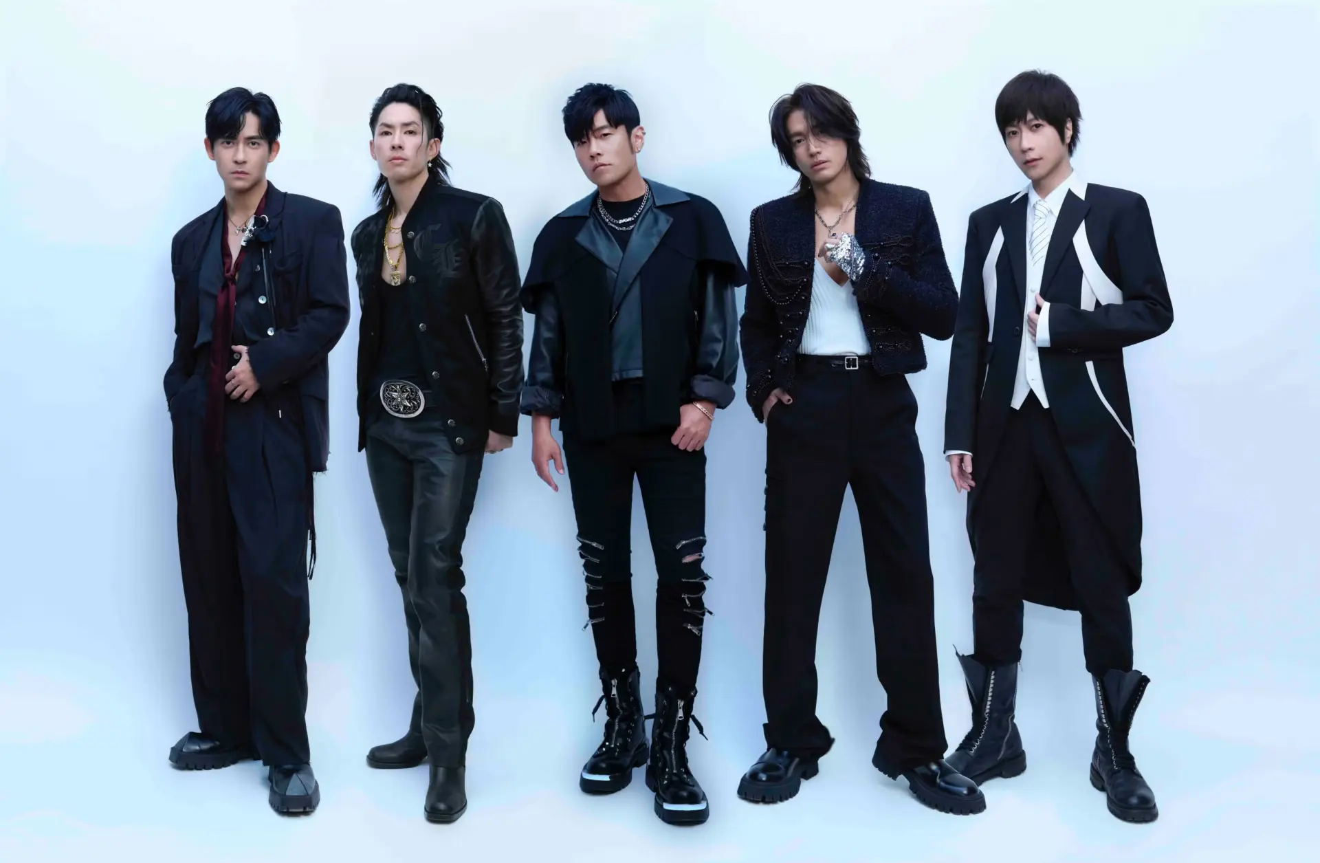 這首備受矚目的新歌MV橫跨多國拍攝，周杰倫在澳洲、言承旭在香港、吳建豪在美國、五月天阿信在上海，周渝民則在台北取景，背景中出現的台北101也成為一大亮點。(圖：相信音樂BinMusic)