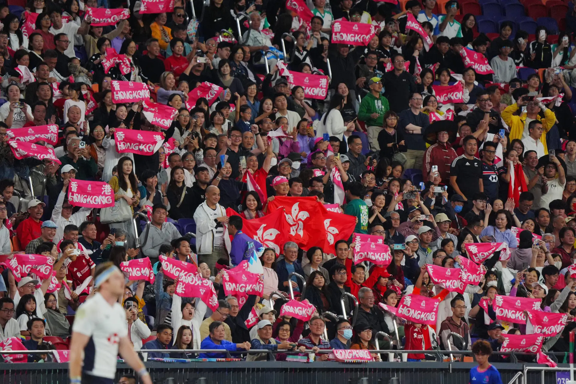 2025年11月14日晚，香港啟德體育園主場館內燈火璀璨，萬名球迷的呐喊聲震徹夜空。第十五屆全運會男子七人欖球決賽在此上演「12年之約」，香港隊與山東隊再度狹路相逢。(圖：新華社)