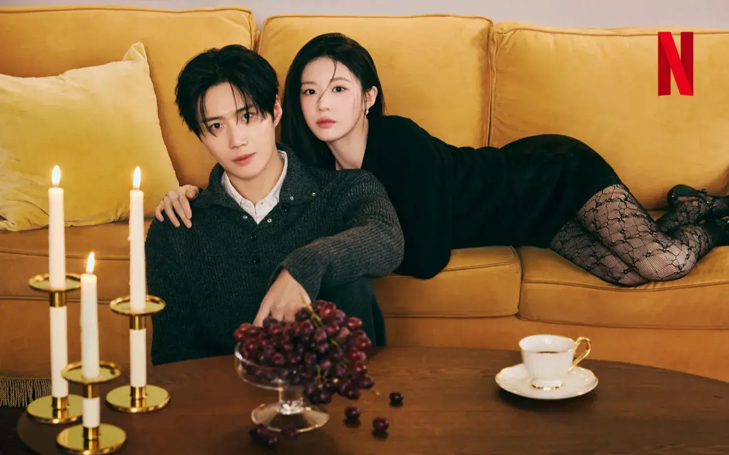 金宣虎飾演精通英、日、義等六國語言的專業口譯員周浩鎮，為詮釋角色閉關四個月接受語言特訓，將角色理性與戀愛笨拙感完美融合；高允貞則飾演全球知名女演員車茂熙，展現明星光環下的脆弱與執著，兩人年齡差帶來的新鮮感，搭配細膩演技默契，讓CP感爆棚。(圖：Netflix)