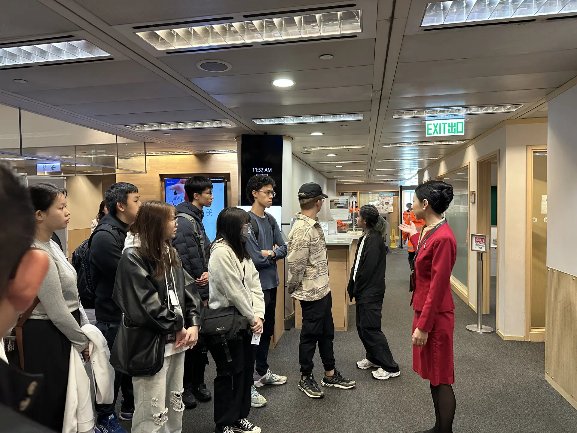 在安全培訓中心，學生們目睹了國泰如何透過先進的模擬設備和嚴謹的培訓體系，確保每一位機組人員都能達到最高的安全標準。(圖：陳杰)