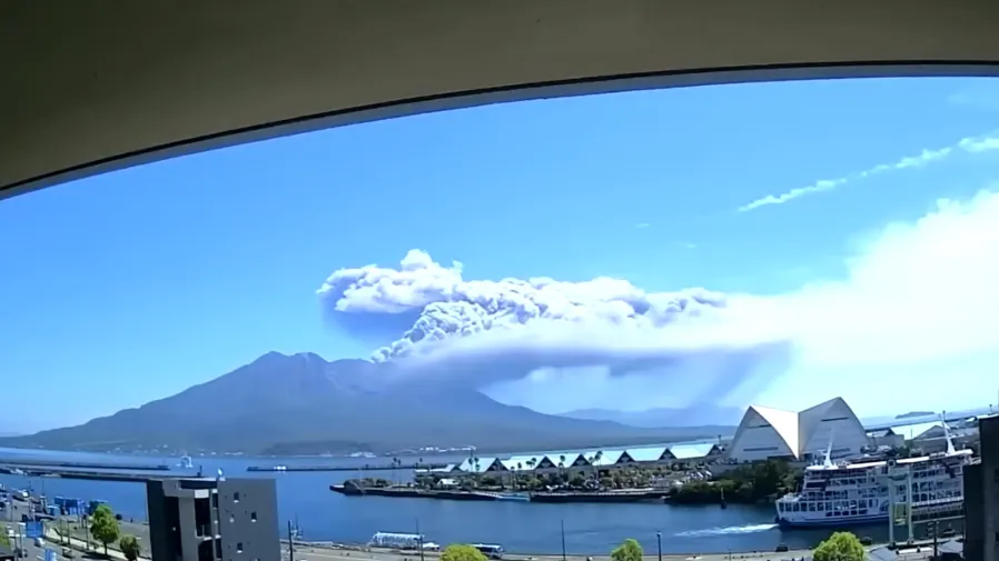 日本櫻島火山今年首噴，3400公尺噴煙遮天，周邊居民慌亂防護的封面圖片