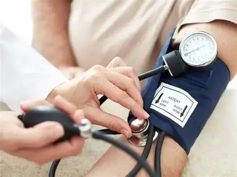 首先是血壓，鹽裡的鈉會讓血管裡的水分變多，血容量一增，血壓就容易飆上去。（示意圖來源：網絡）