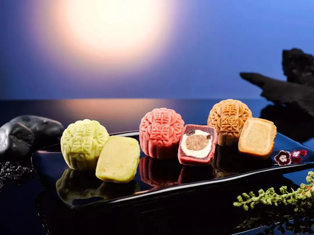 作為中秋的「靈魂食物」，月餅幾乎成了這個節日的代名詞。可你是否好奇過，為什麼它偏偏是圓圓的模樣，而非方方正正，又或是其他形狀呢？（示意圖來源：網絡）