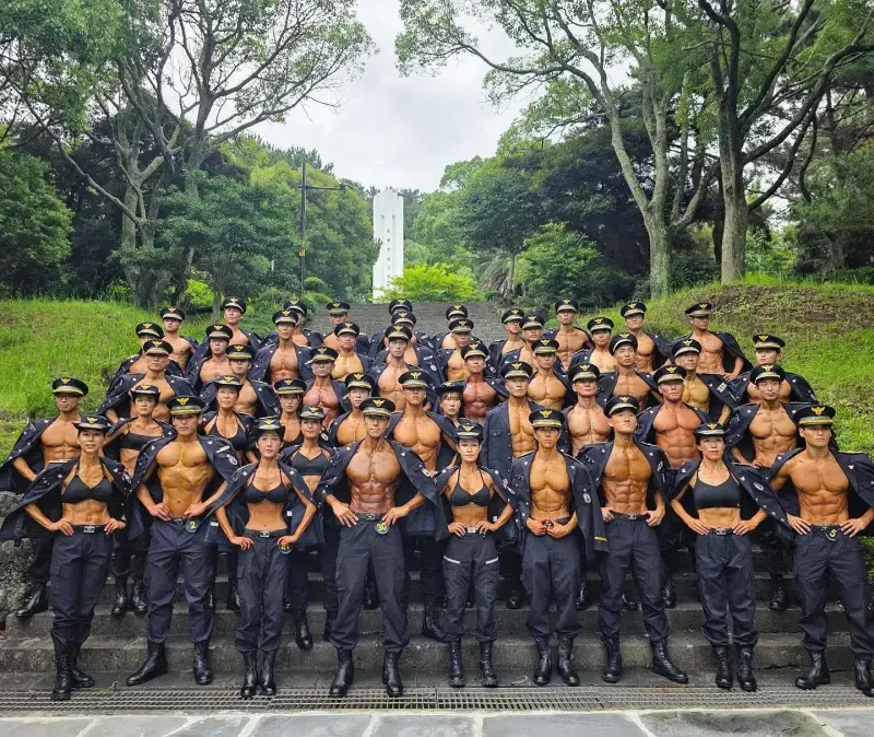 韓國超人氣「健身警察月曆」2027年版正式啟動製作，150名第一線警員積極備戰體態，歷年募款逾1.5億韓元，今年擴大弱勢族群公益幫助，更新增數位版與周邊吸引MZ世代（千禧世代與Z世代）。（來源：경찰 보디빌더 박성용@FB）