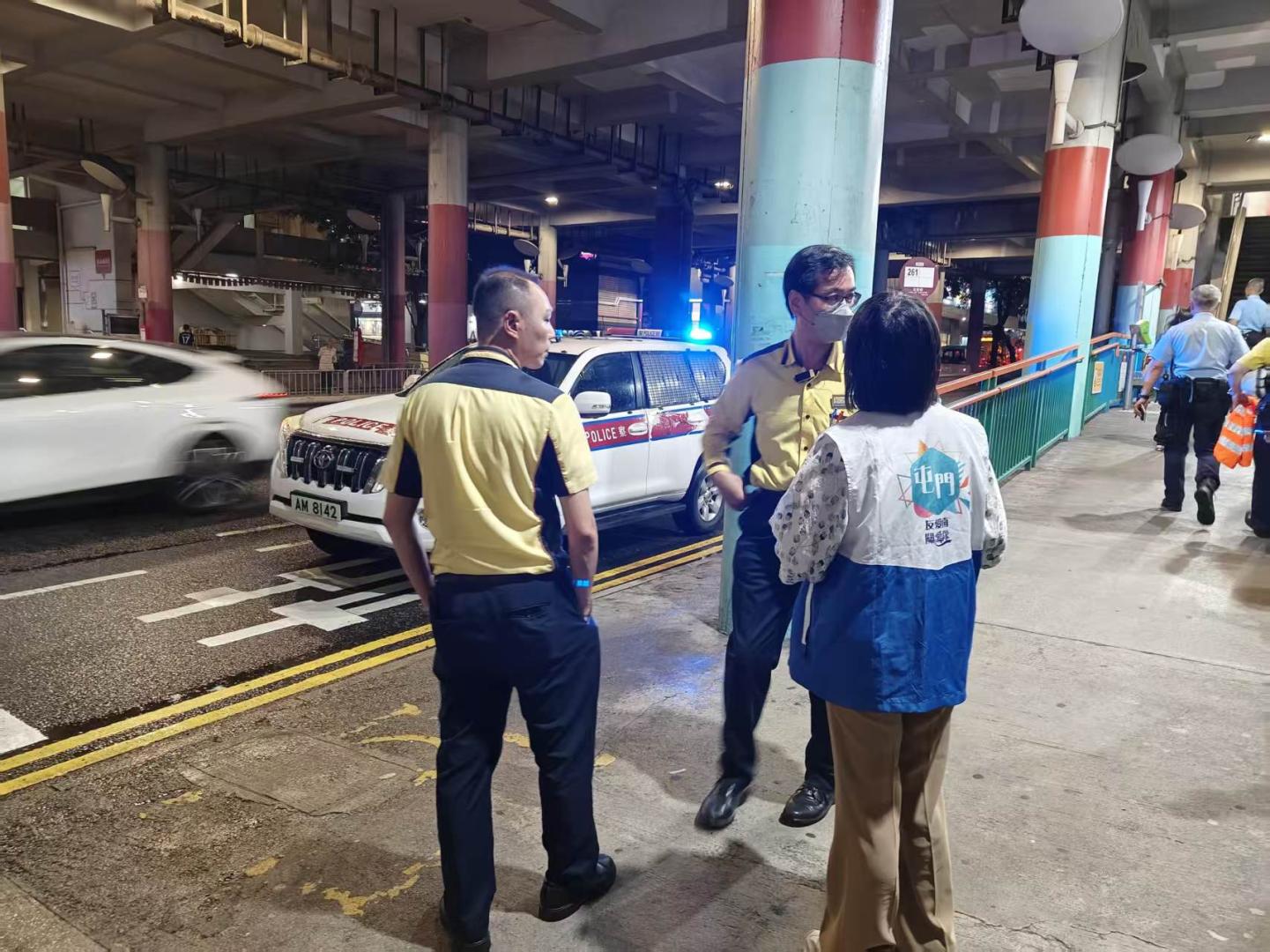 屯門友愛南關愛隊與港鐵員工了解現場情況