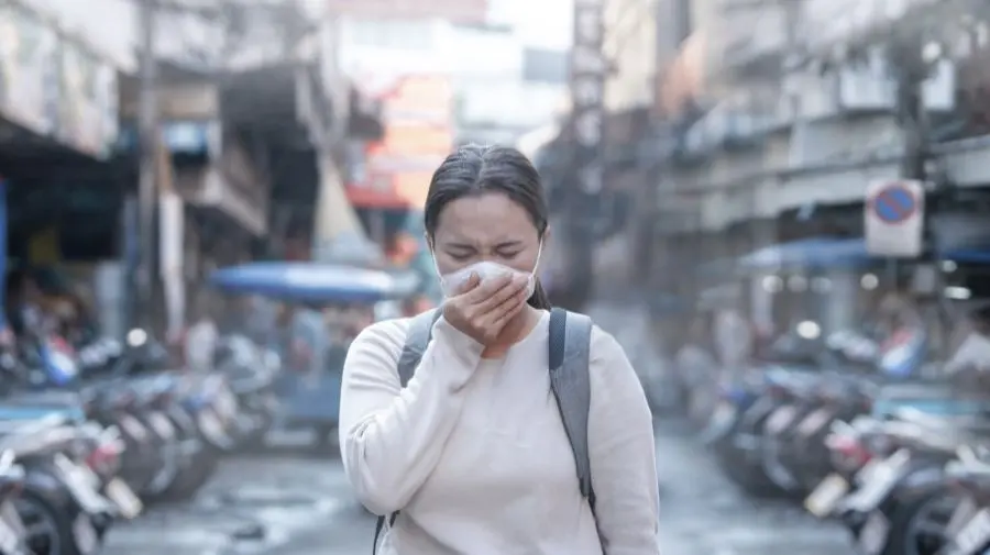 短時間暴露在⾼濃度PM 2.5的環境裡⾯，數⼩時內便可以觸發急性冠⼼症與中風的⼼⾎管的急症