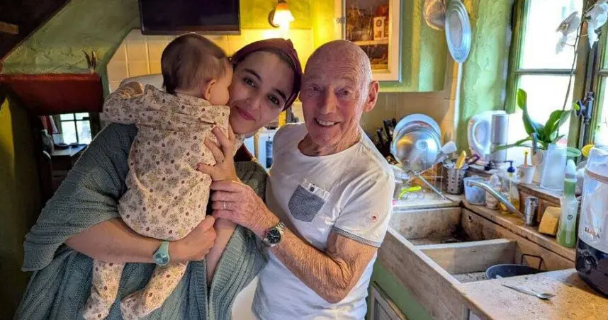 法國91歲男子皮耶薩佈萊（Pierre Sablé）與39歲妻子迎來第7個孩子路易莎瑪麗亞（Louisa Maria），直言年齡非阻礙、只要有愛就夠，引發網絡兩極討論與對高齡生育的思考。（來源：ImpactMediaFR@X）