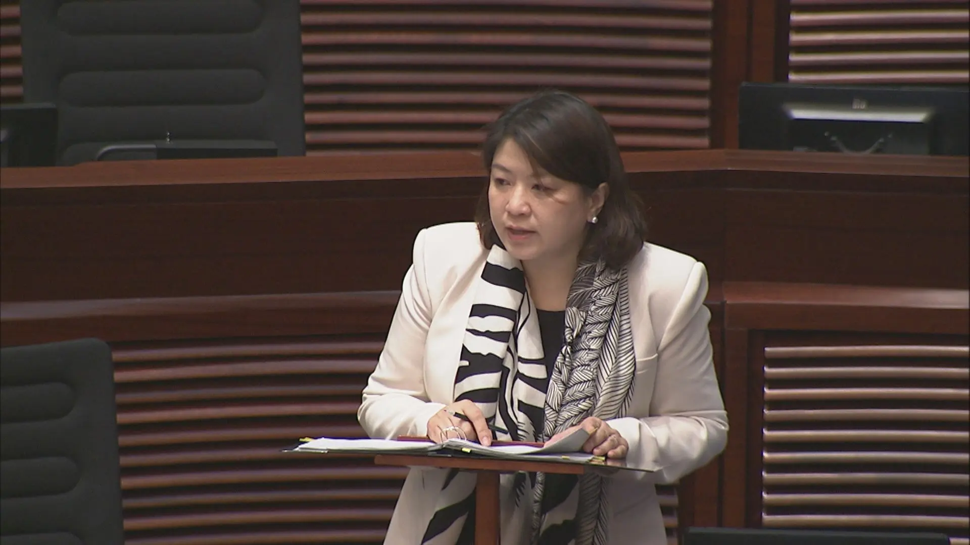 醫管局行政總裁李夏茵回應時表示，當局一直有恆常機制檢視病人未付費情況，針對長期住院病人，也會定期發出付款單提醒繳費。然而，不少「走數」病人已離開香港，跨境追討難度極大。(圖：網絡翻攝)