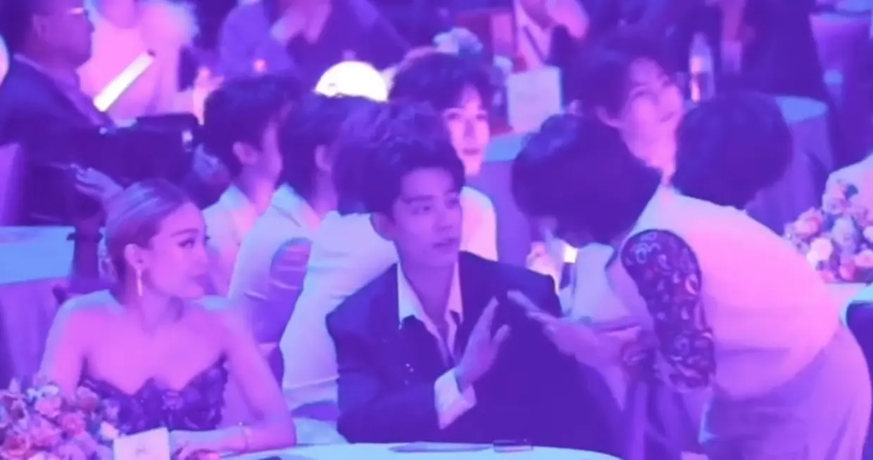 從現場影片可見，肖戰起初略顯驚訝，隨後露出尷尬笑容，以揮手方式禮貌婉拒，但該女子遲遲不肯離開。(圖：網絡翻攝)