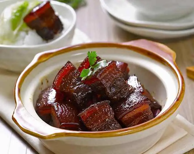 老一輩做紅燒肉總說「炒糖色是第一步」，很多人以為只是為了讓肉變紅好看——大錯特錯！（來源：images）