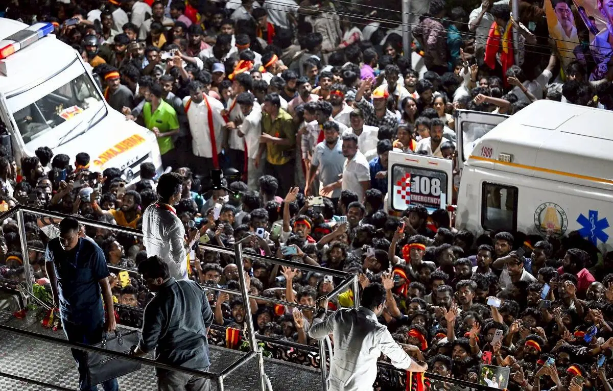 印度影星政治集會發生人踩人慘劇　至少39死逾50傷（圖/Ｘ@THChennai）