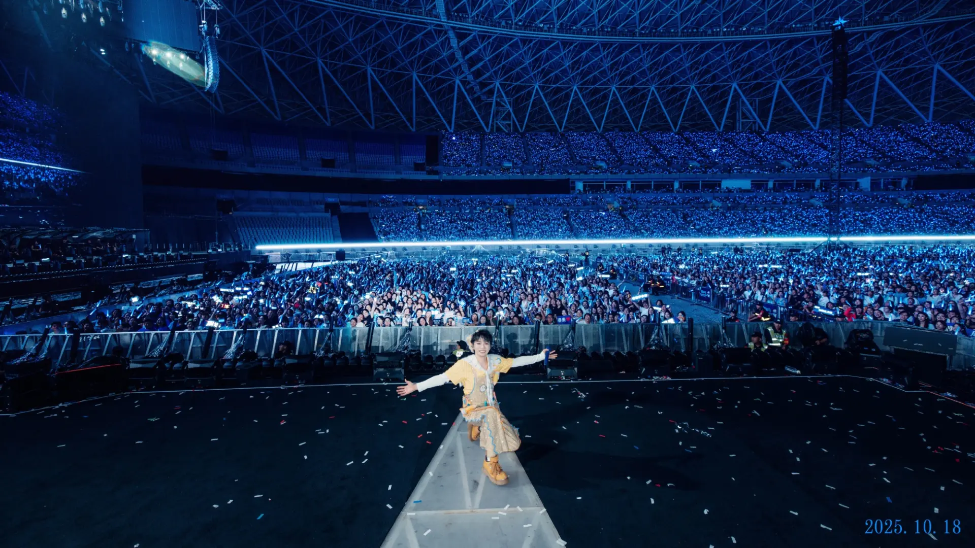 值得關注的是,此次香港站是「深深的」巡迴演唱會的收官篇章。該巡演以「聲音與情緒」為主線,將舞台化作人生日記,自今年 5 月啟程以來,走過 14 座城市共 28 場,憑藉高完成度表演與沉浸式聲光設計收獲熱烈口碑。(圖片:卡布叻_周深@微博)