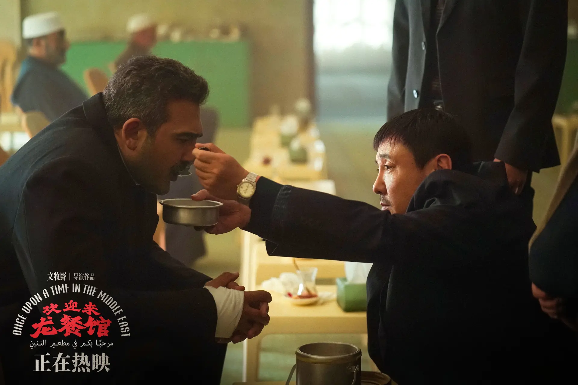 隨著影片港澳熱映，其海外影響力持續擴張，更引發國際媒體關注。海外刊物以「龍餐館外交」評價影片的跨文化表達，雖存在西方中心主義的片面解讀，卻也側面印证這部影片打破了傳統好萊塢的電影敘事框架。(圖：电影欢迎来龙餐馆官博@微博)