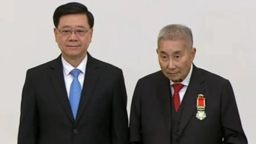 政府授勳 馮紹波楊釗梁智仁獲大紫荊勳章 物流署前署長陳嘉信未現身的封面圖片