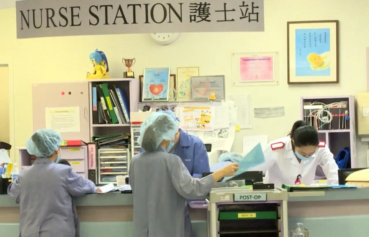 面對公營醫護人手持續短缺，盧寵茂透露當局正研究護士「優勞優酬」方案，希望透過薪酬調整增加誘因，吸引年輕護士加入公營體系。(圖：網絡截圖)