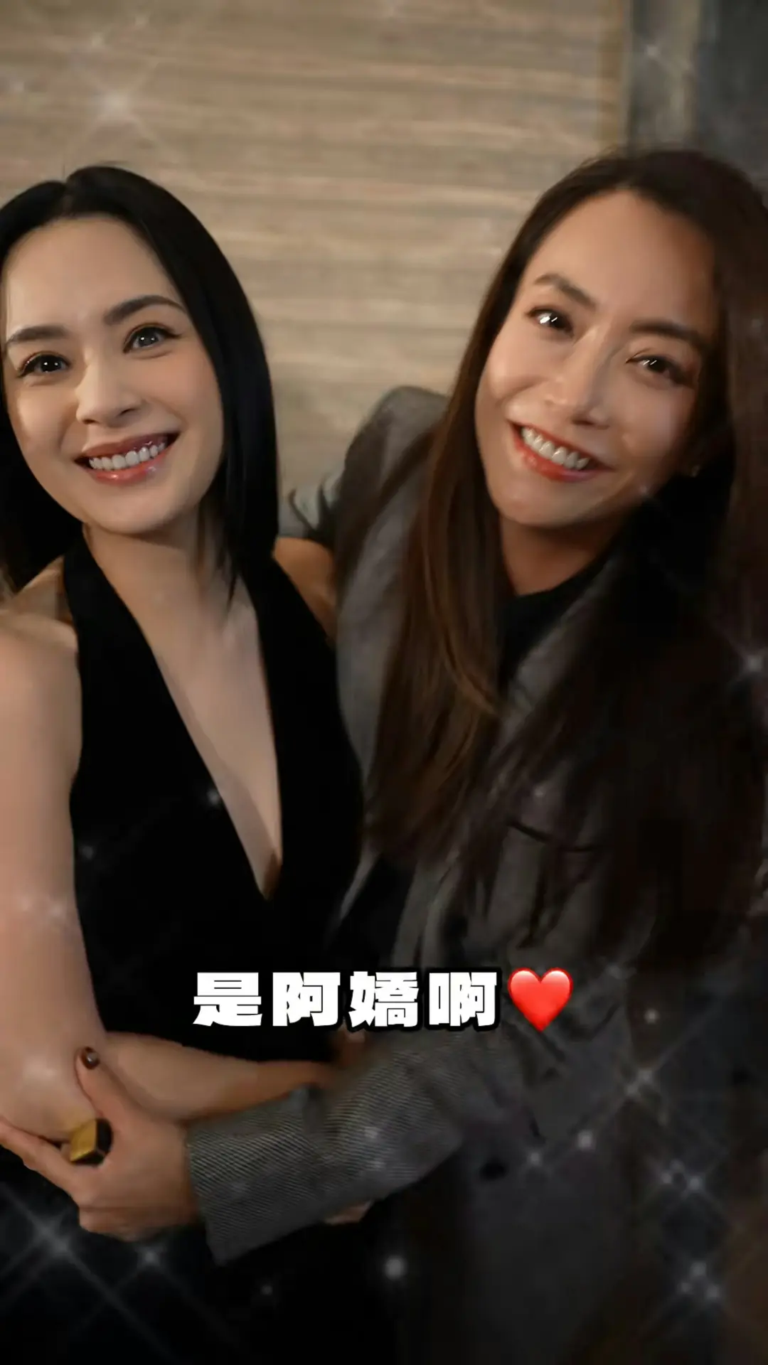 英皇集團主席楊受成與太太陸小曼結婚 40 周年紅寶石婚晚宴上,鍾欣潼以黑色露背低胸晚裝驚喜現身,優美線條與凍齡狀態被星級經理人霍汶希(Mani)記錄於片段中,引發大批網民熱議。(圖:視頻翻攝)