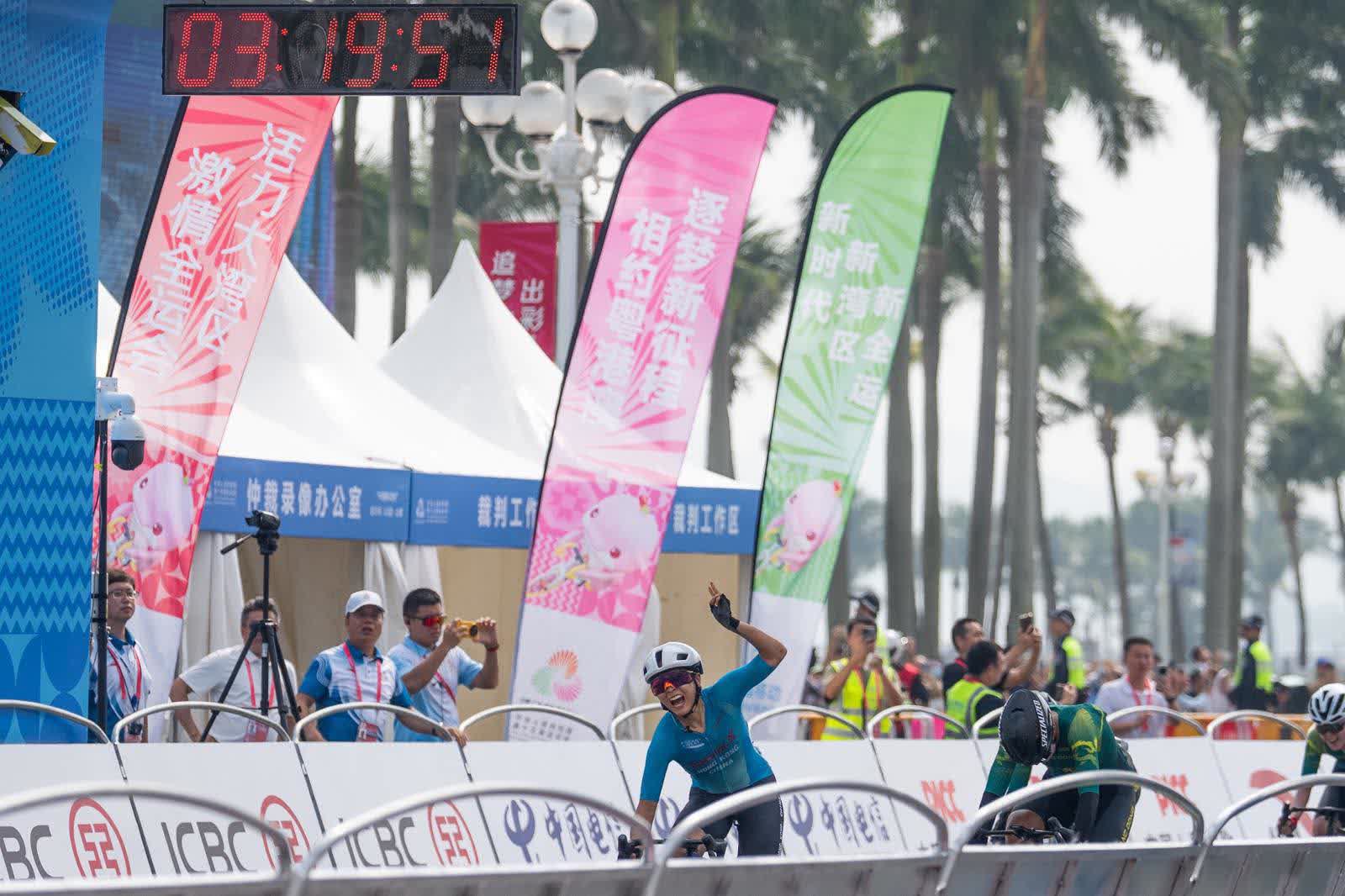 在周日的比賽中，李思穎憑藉著最後階段的強勁衝刺，成功壓倒廣東的魏曉晴和孫佳君，率先衝過終點，為香港隊贏得了第11面全運金牌。(圖：羅淑佩@FB)