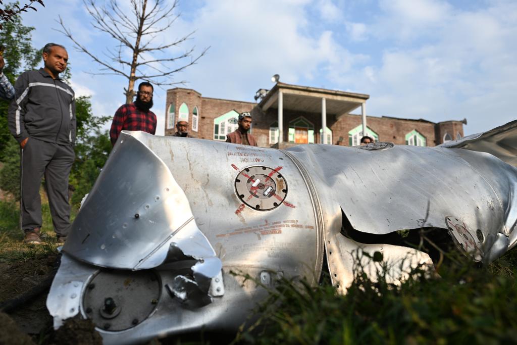 這是2025年5月7日在印控克什米爾首府斯利那加附近的普爾瓦馬地區拍攝的飛機殘骸。印度媒體報道，至少3架印軍戰機7日在印控克什米爾地區墜毀。新華社發（賈韋德·達爾攝）