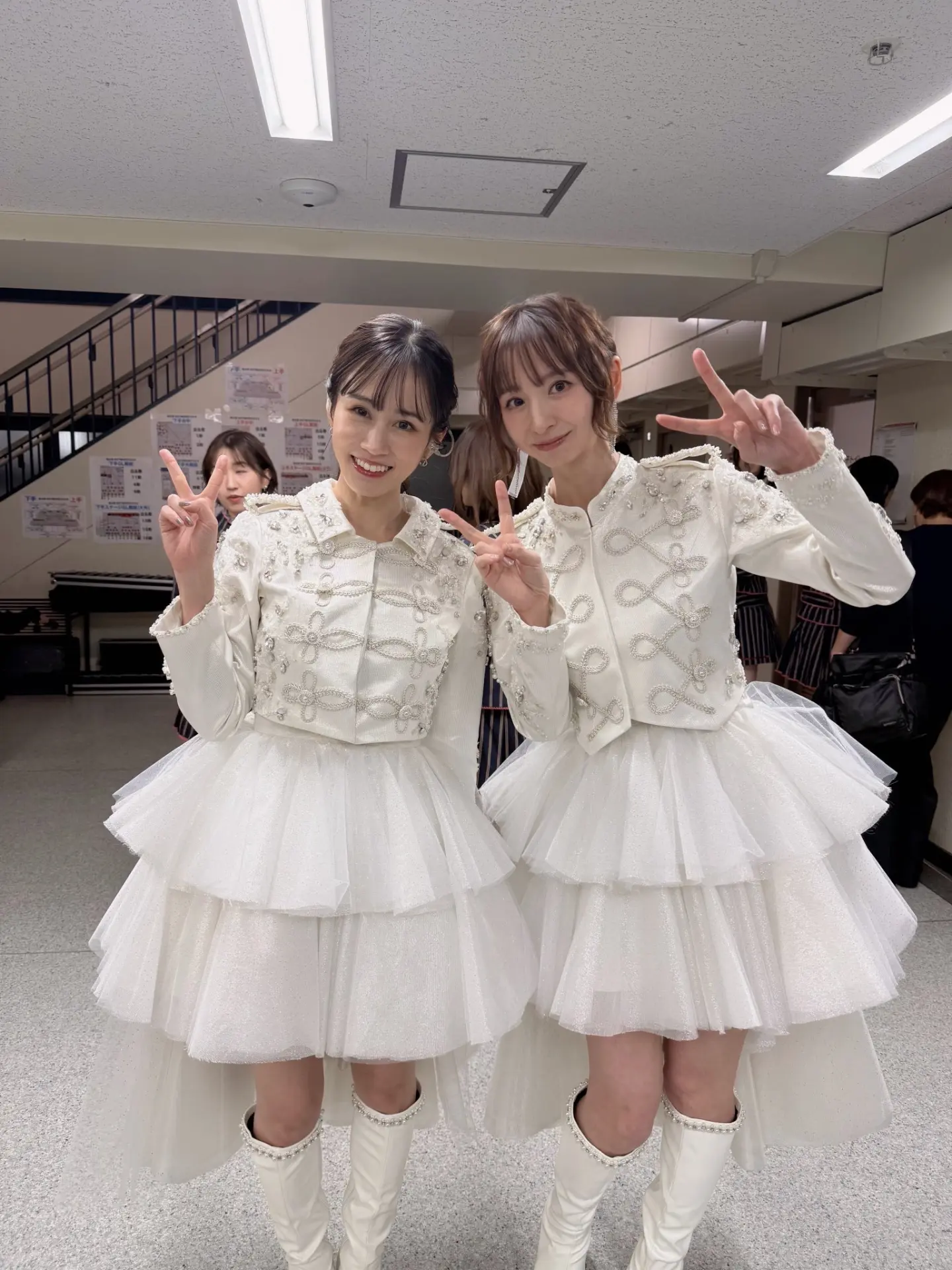 有著「不動的Center」稱號的前田敦子(左)，當年以AKB48成員身份活動時可謂人氣頂峰，畢業退團後依舊活躍在戲劇圈。如今34歲的她重返AKB48舞台，與昔日團員、後輩成員一同唱跳經典曲目，在最後的MC環節，她數度落淚甚至大哭。(圖：篠田麻里子shinoda mariko@X)