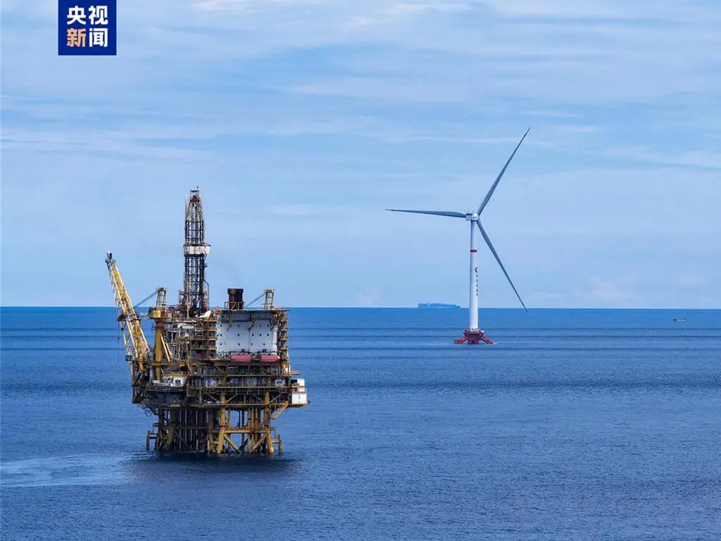 全球首座16兆瓦張力腿浮式風電平台正式投運年供5400萬度綠電，為油田供電。（央視）