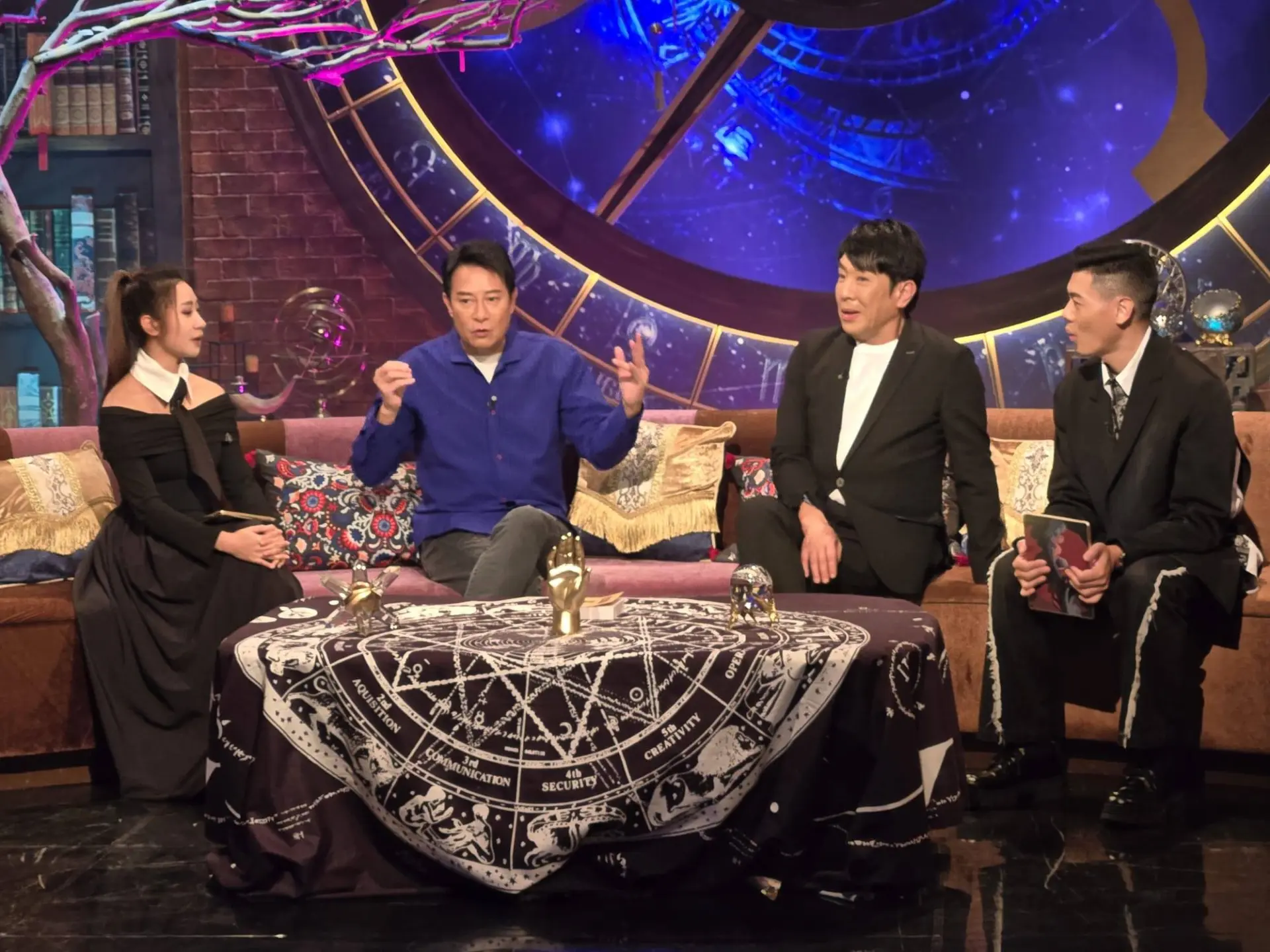 這位被圈內人稱為「劉半仙」的演員，與術數的結緣始於 1989 年。當時離開華星唱片的他，在深水埗結識了雙目失明的伍師傅。「師傅已經七十歲，話 89 年係我嘅關鍵年，上半年會好差，叫我多啲陪爸爸。」(圖： TVB)