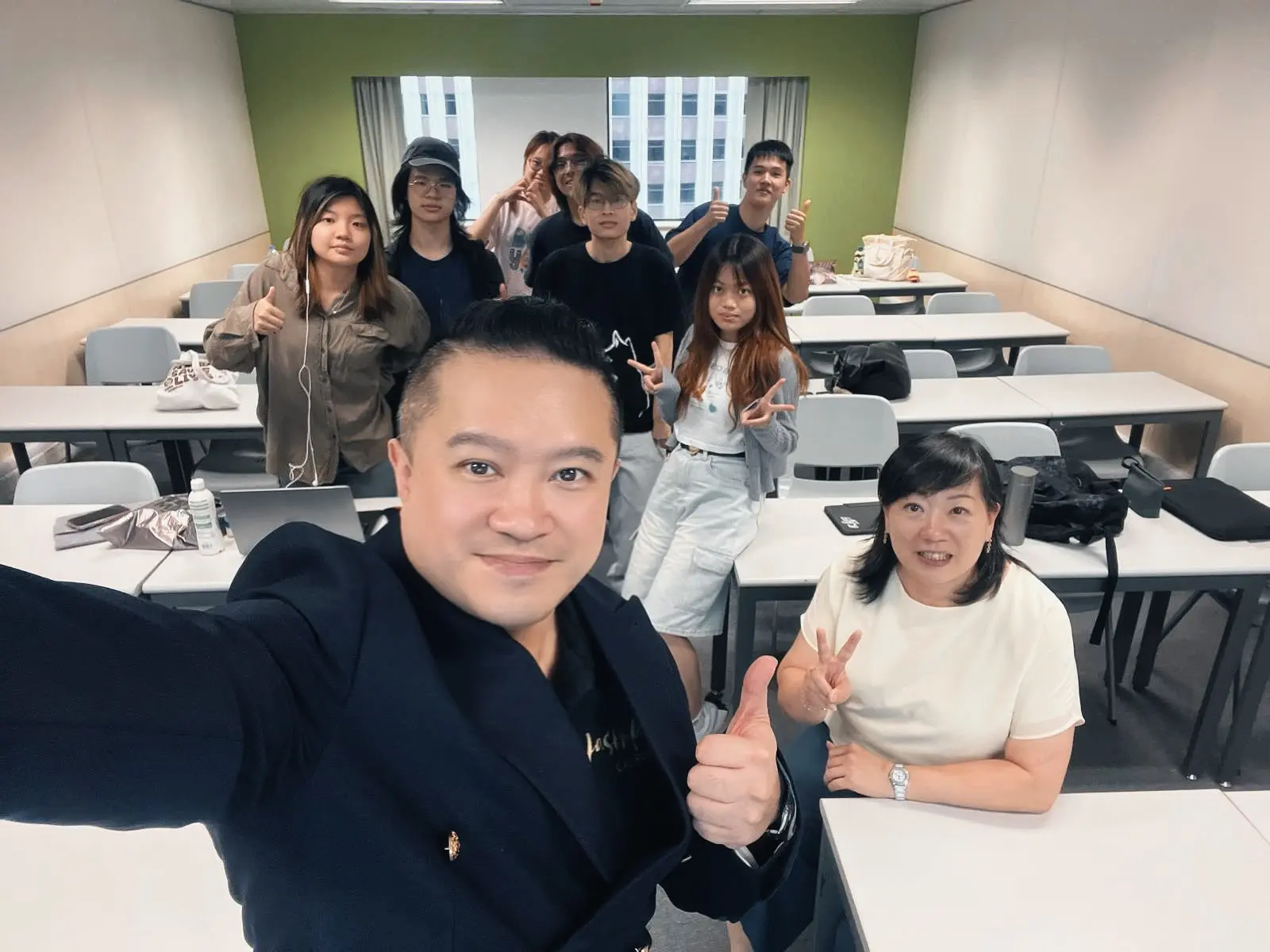 今年初，筆者邀請了彭煒基作一節客席講師，教授人象攝影技巧，學生們也很開心投入學習。
