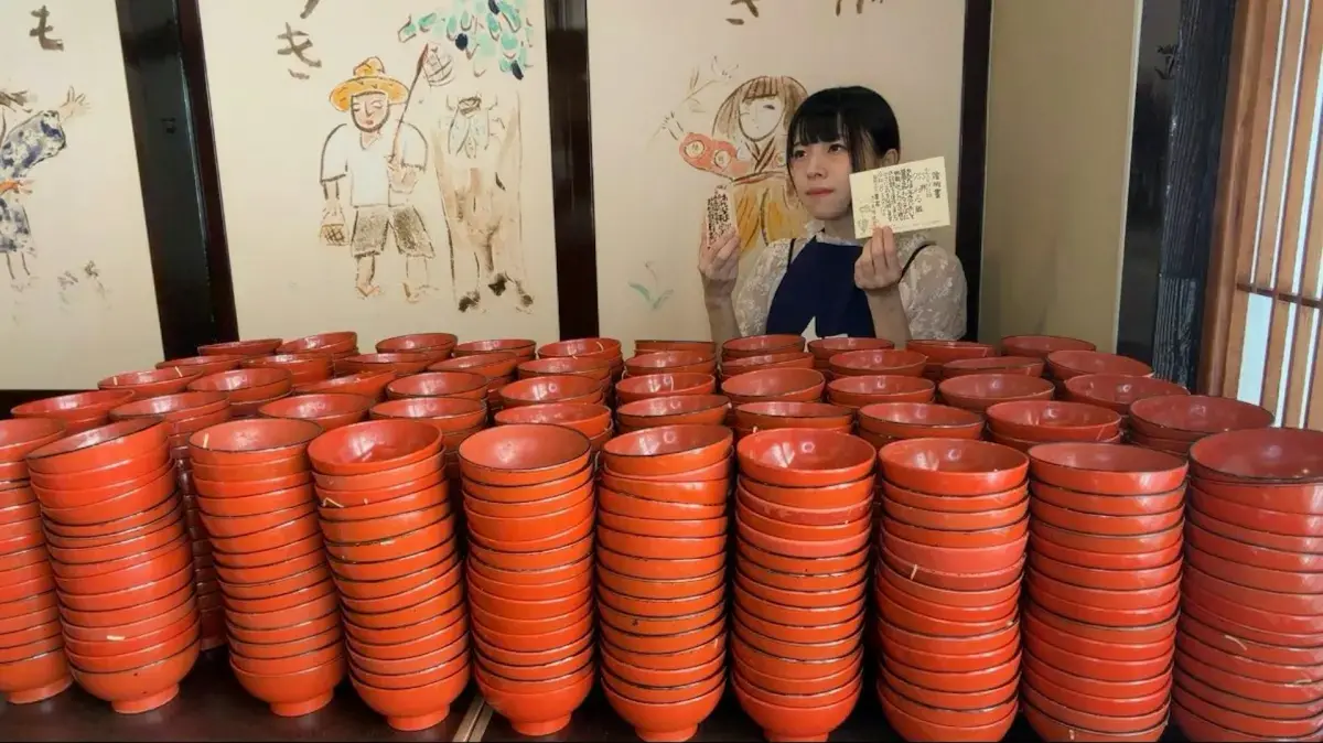 日本競技大胃王多部田睡睡，於巖手縣盛岡市百年老店東屋挑戰碗子蕎麥麵，吃下755碗刷新119年店史紀錄，份量約等同50碗正常蕎麥麵。提醒一般民眾切勿模仿極限進食。（來源：X）