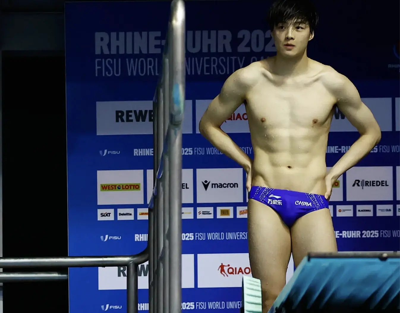 目前就讀上海體育大學的范逸，自 2008 年起接觸跳水訓練，至今已有十七年運動生涯。面對網上因顏值引發的熱議，他在賽後接受訪問時謙遜表示「太高看我了」，直言更希望大家能關注他的實力與賽場表現。(圖：網絡擷取)