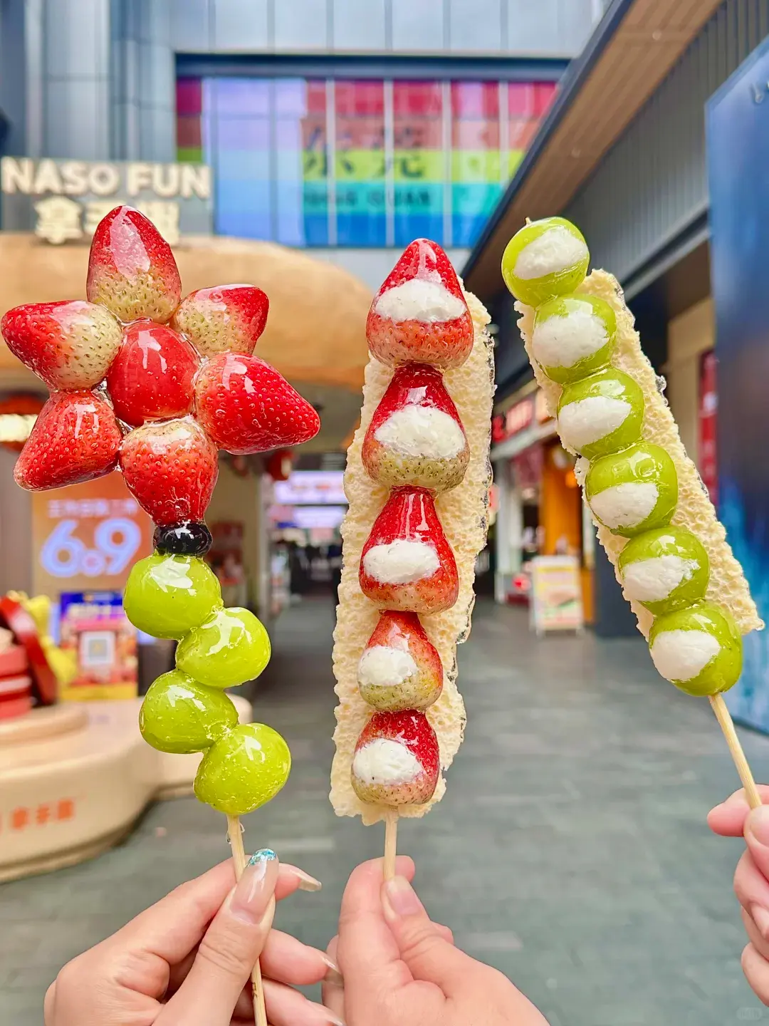 今年，一款裹著「草原基因」的奶皮子糖葫蘆橫掃社交平台，到處是「誰懂啊！奶皮子 + 糖葫蘆也太絕了」的感慨。（來源：小紅書）